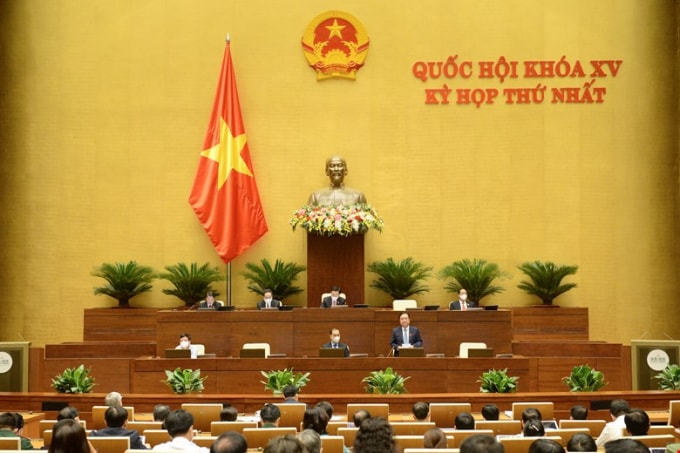 Bộ trưởng Bộ Nông nghiệp và Phát triển nông thôn Lê Minh Hoan trình bày, làm rõ các vấn đề đại biểu Quốc hội quan tâm.