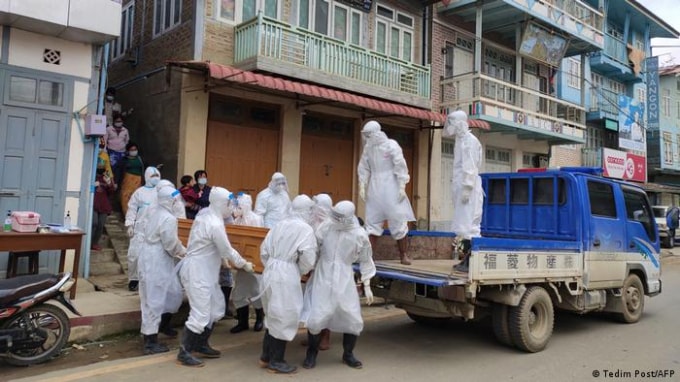 Các nhân viên Myanmar chuyển thi thể của một người tử vong do COVID-19. Ảnh: AFP
