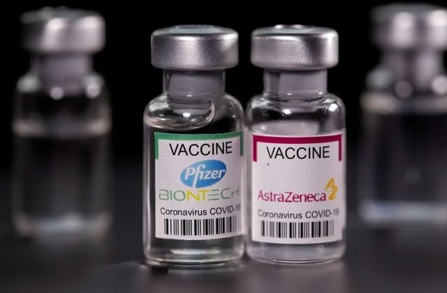 Việc tiêm vaccine Pfizer sau khi tiêm mũi một là AstraZeneca đem lại hiệu quả cao hơn - Ảnh: Reuters