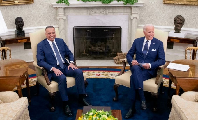 Tổng thống Hoa Kỳ Joe Biden (phải) tiếp Thủ tướng Iraq Mustafa Al-Kadhimi tại một cuộc họp song phương trong Phòng Bầu dục ở Nhà Trắng vào ngày 26 tháng 7 năm 2021 - Ảnh: Getty Images