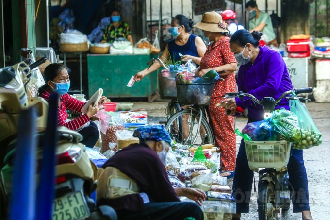 Được biết, phường Nhật Tân (Tây Hồ, Hà Nội) là phường đầu tiên áp dụng biện pháp hạn chế đông người, đảm bảo giãn cách tại các khu chợ dân sinh bằng hình thức phát thẻ đi chợ cho người dân.