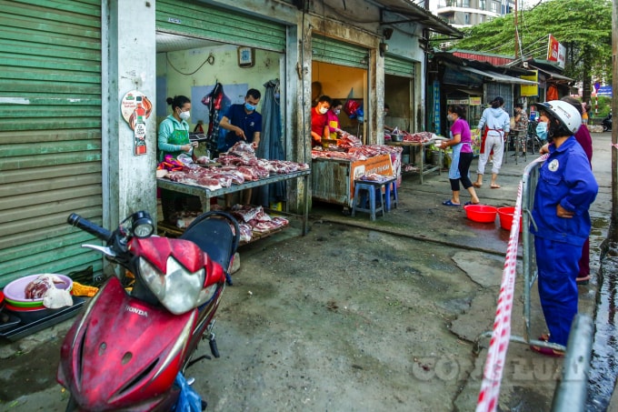 Người dân được đi chợ với 4 ngày/tuần, luân phiên buổi sáng từ 5h30 - 6h30 theo ngày chẵn, lẻ và từ 15h30 -16h30 trong một ngày cuối tuần được ghi trên tấm thẻ.
