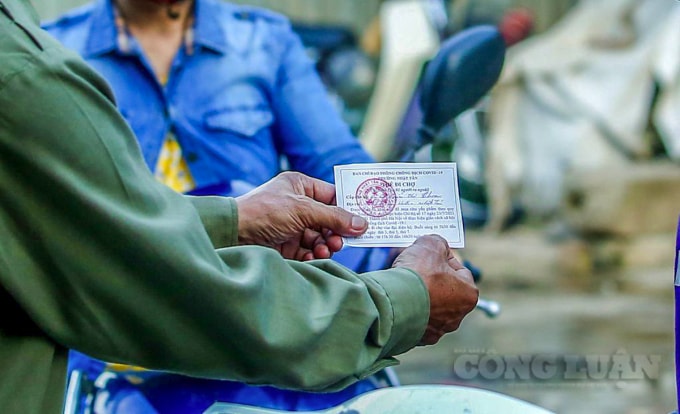 Tấm thẻ đi chợ đã được chính thức áp dụng trong sáng nay.