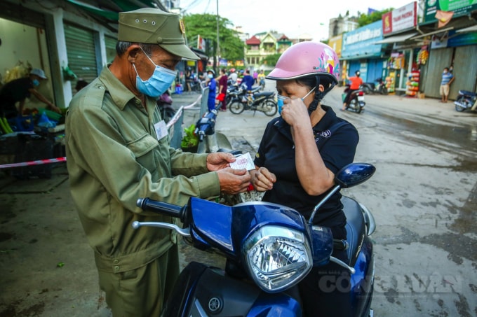 Thông tin từ lãnh đạo UBND phường Nhật Tân cho hay, mỗi hộ dân được nhận phiếu đi chợ trong 15 ngày giãn cách xã hội, trên phiếu ghi rõ họ tên đại diện hộ gia đình, địa chỉ. Các tấm phiếu được chia theo các ngày 2, 4, 6 và chiều thứ 7; 3, 5, 7 và chiều chủ nhật.
