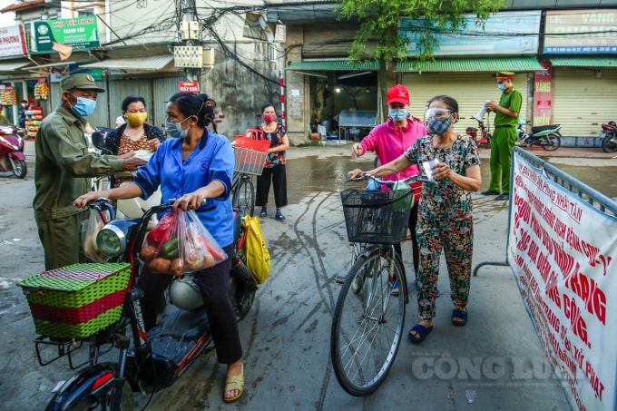 Mỗi thẻ chỉ dành cho một người đại diện hộ gia đình được phép ra khỏi nhà để mua nhu yếu phẩm theo quy định.