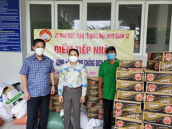 Trưởng Văn phòng đại diện báo Kinh tế & Đô thị, nhà báo Đoàn Bá Trường trao quà cho Ủy ban MTTQ Việt Nam quận 12 (TP Hồ Chí Minh) ngày 25/7. Ảnh: KTĐT