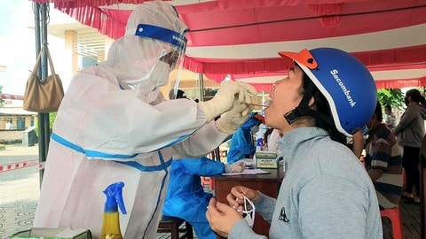 Nhân viên y tế lấy mẫu xét nghiệm Covid-19 cho người dân. Ảnh: minh họa