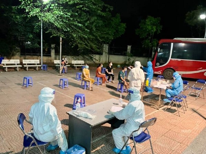 Hình ảnh lực lượng chức năng huyện Thạch Thất tổ chức lấy mẫu xét nghiệm trong người dân tại các ổ dịch. Ảnh: kinhtedothi.vn