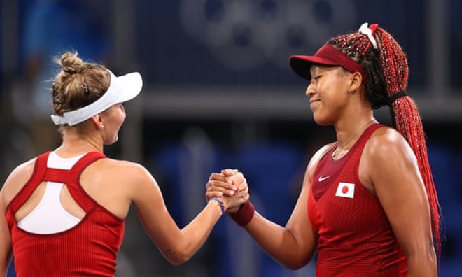Tay vợt Naomi Oska (phải) để thua đối thủ Vondrousova sau 2 set đấu và chính thức mất hy vọng giành HCV Olympic Tokyo. Ảnh: internet