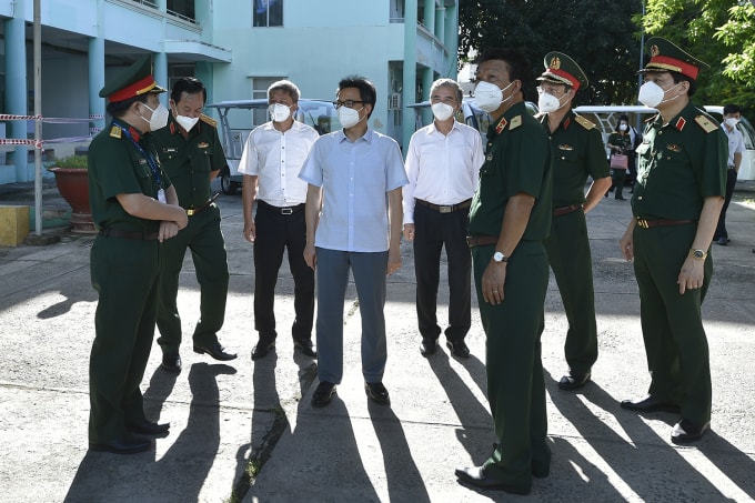Phó Thủ tướng Vũ Đức Đam kiểm tra Trung tâm điều trị bệnh nhân COVID-19 tại BV Quân y 175, TP Hồ Chí Minh.