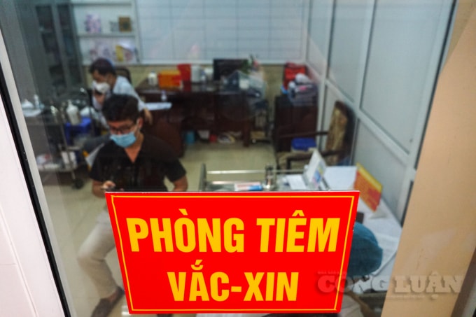 Sau khi tiêm xong người dân sẽ ngồi theo dõi tại chỗ 30 phút để theo dõi, sau đó không thấy vấn đề gì mới được ra về.
