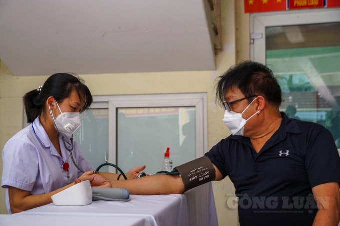 Tại đây, người dân sẽ được khám sàng lọc như đo huyết áp, khai báo bệnh nền trước khi tiêm. Những ai không đạt tiêu chuẩn về sức khỏe như huyết áp quá cao hoặc quá thấp sẽ được nghỉ ngơi để đo lại hoặc tiêm vào lần sau.