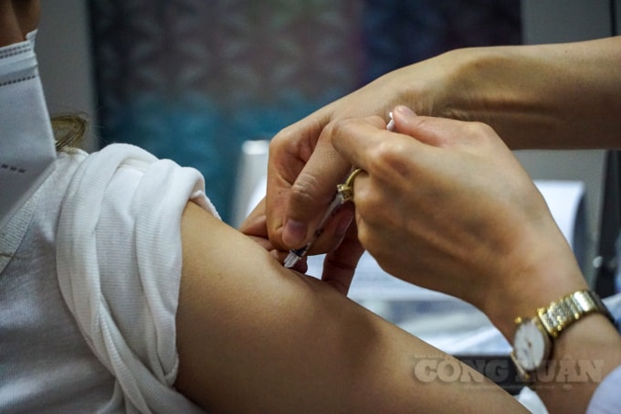 Trong buổi chiều cùng ngày, điểm tiêm tại 11 Hàng Tre đã thực hiện tiêm cho hơn 60 người, dự kiến sẽ tiêm khoảng hơn 100 mũi trong ngày hôm nay.