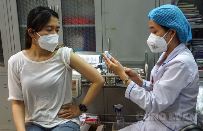 Quận Hoàn Kiếm bắt đầu triển khai chiến dịch tiêm chủng vaccine phòng COVID-19 trên quy mô lớn với yêu cầu thực hiện tối đa 4.000 mũi tiêm/ngày.