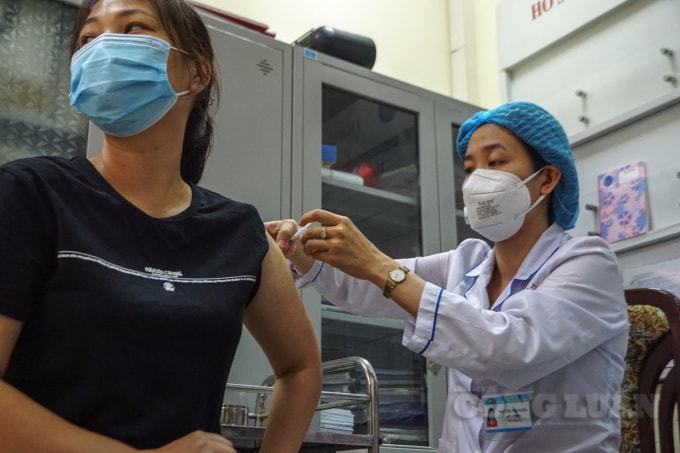 Được biết, đợt tiêm này tập trung vào các hộ gia đình khó khăn, gia đình chính sách và bà con tiểu thương tại các khu chợ, khu tập trung đông dân, vùng có dịch được ưu tiên tiêm trước.