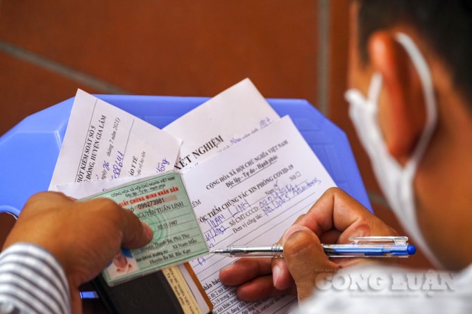 Người dân khai báo thông tin vào tờ khai. Trước đó những người trong danh sách tiêm sẽ được gửi giấy mời trong đó có đầy đủ thông tin về địa điểm, thời gian tiêm.