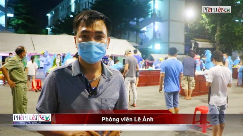 Nhà báo Lê Ánh - Báo điện tử Pháp Luật thành phố Hồ Chí Minh (thường trú Bình Dương) tác nghiệp tại khu vực lấy mẫu xét nghiệm Covid-19. Ảnh: NVCC
