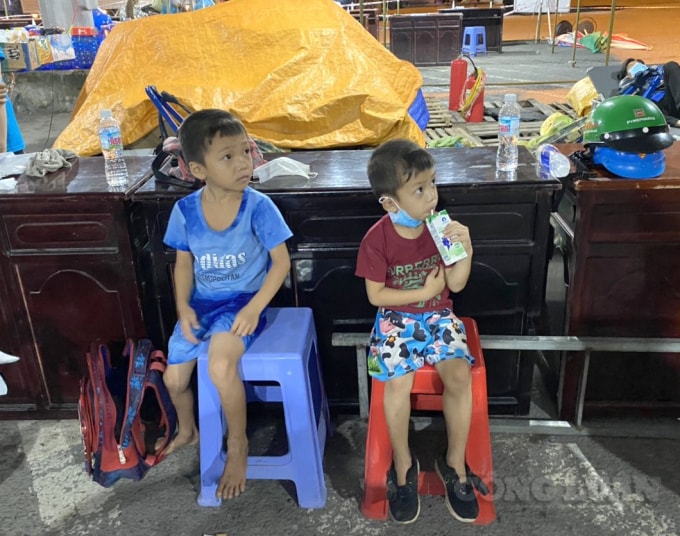 2 cháu bé đi lạc được công an đưa về chăm sóc