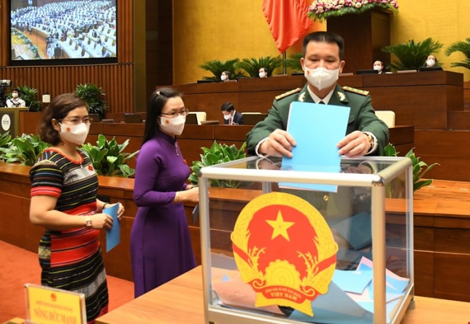 Các đại biểu bỏ phiếu bầu các chức danh Phó Thủ tướng, Bộ trưởng và thành viên khác của Chính phủ.