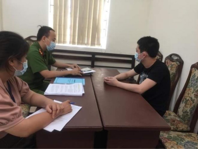 Lực lượng chức năng làm việc với đối tượng.