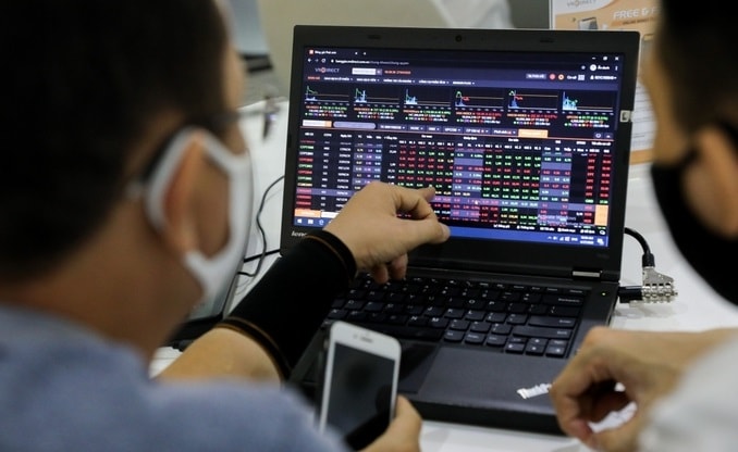 Nhóm cổ phiếu ngân hàng vẫn là động lực quan trọng giúp chỉ số Vn-Index duy trì sắc xanh nhẹ lúc cuối phiên hôm nay (28/7). Ảnh minh họa