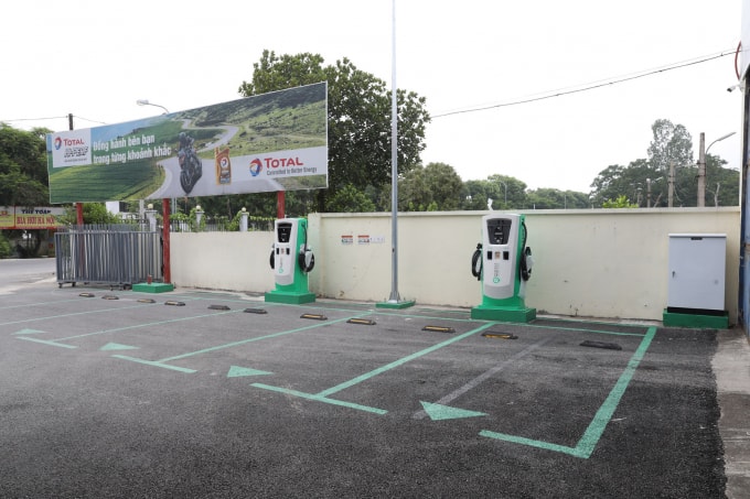 Khu vực sạc pin ô tô điện tại cửa hàng xăng dầu Quang Minh (Mê Linh, Hà Nội).