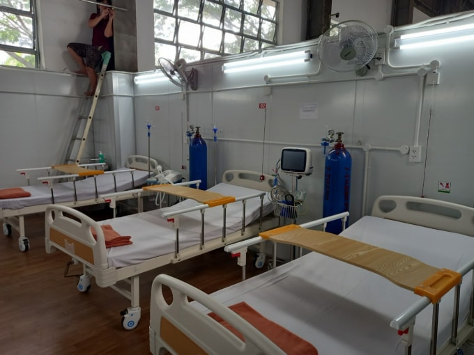 Phòng bệnh tại bệnh viện dã chiến số 16 được thiết kế thoáng mát, có sẵn bình oxy để sẵn sàng sử dụng (ảnh TL)