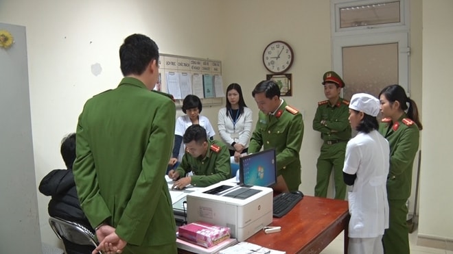 ông an tỉnh Nam Định thực hiện lệnh bắt tạm giam và khám xét nơi làm việc đối với 3 điều dưỡng Khoa hô hấp, Bệnh viện Nhi tỉnh Nam Định, để điều tra hành vi 