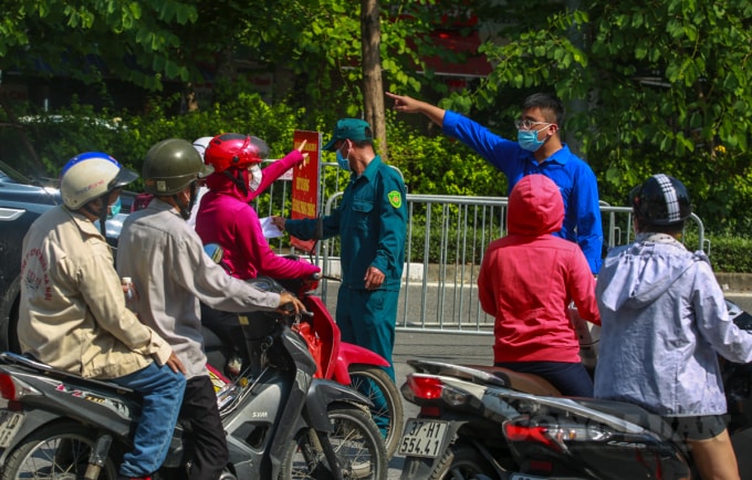Trong trường hợp người điều khiển phương tiện không trình được giấy tờ theo yêu cầu, lực lượng chức năng sẽ yêu cầu quay đầu, giảm nguy cơ lây nhiễm COVID-19 trong nội thành.