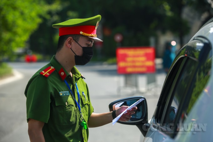 Lực lượng chức năng sẽ kiểm tra giấy tờ tùy thân và xác nhận đi làm, ra ngoài của cơ quan với người dân lưu thông trên đường.