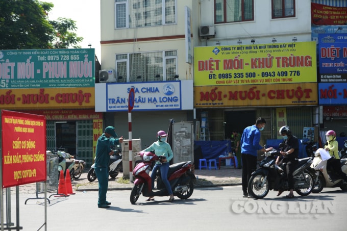 Nhiều người không có giấy đi đường, tranh thủ lúc lực lượng chức năng không để ý di chuyển qua chốt đã bị giữ lại, yêu cầu quay đầu xe.