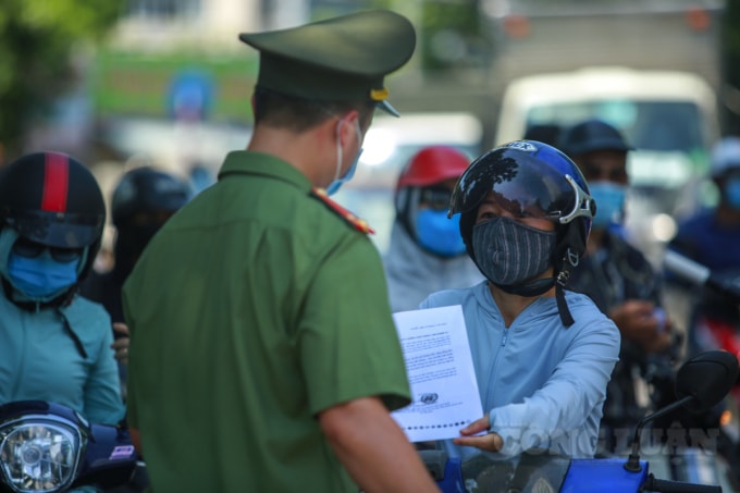Với các phương tiện có đầy đủ giấy tờ theo quy định sẽ được di chuyển qua chốt nhanh chóng, tránh gây ách tắc cục bộ trên đường.