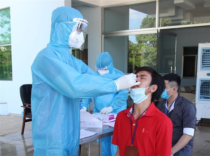 Nhân viên y tế lấy mẫu xét nghiệm Covid-19 tầm soát cho người dân. Ảnh: minh họa