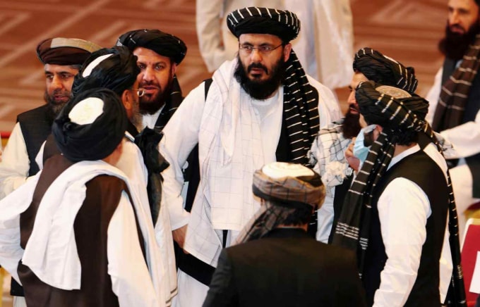 Các đại biểu Taliban phát biểu trong cuộc hội đàm giữa chính phủ Afghanistan và quân nổi dậy ở Doha, Qatar, vào ngày 12 tháng 9 năm 2020 - Ảnh: Reuters