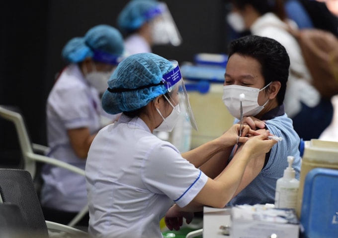 Thủ tướng yêu cầu hỗ trợ địa phương, doanh nghiệp tiếp cận nguồn vaccine phòng COVID 19. (Ảnh minh họa)