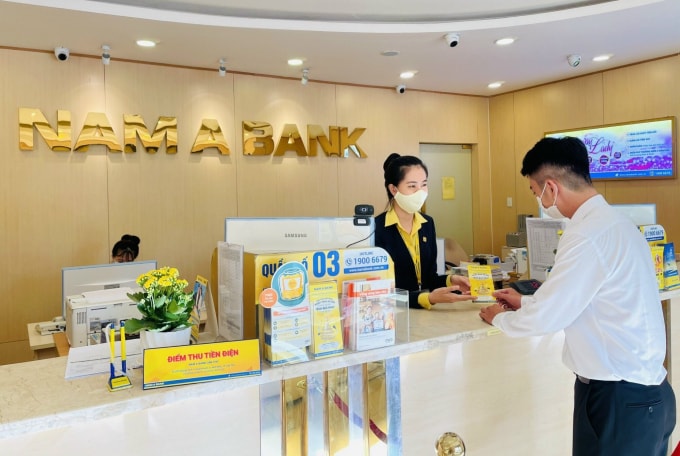 Khách hàng giao dịch tại Nam A Bank.