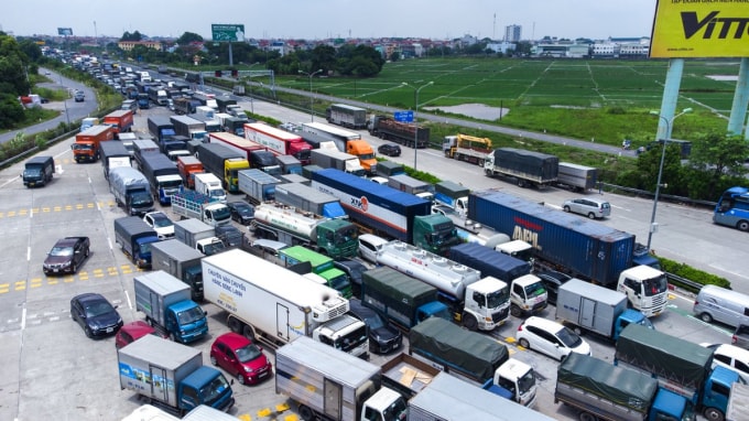 Tình trạng ùn tắc giao thông phổ biến tại các cửa ngõ ra vào các địa phương khi áp dụng các quy định phòng chống dịch bệnh Covid-19 mỗi nơi một khác.