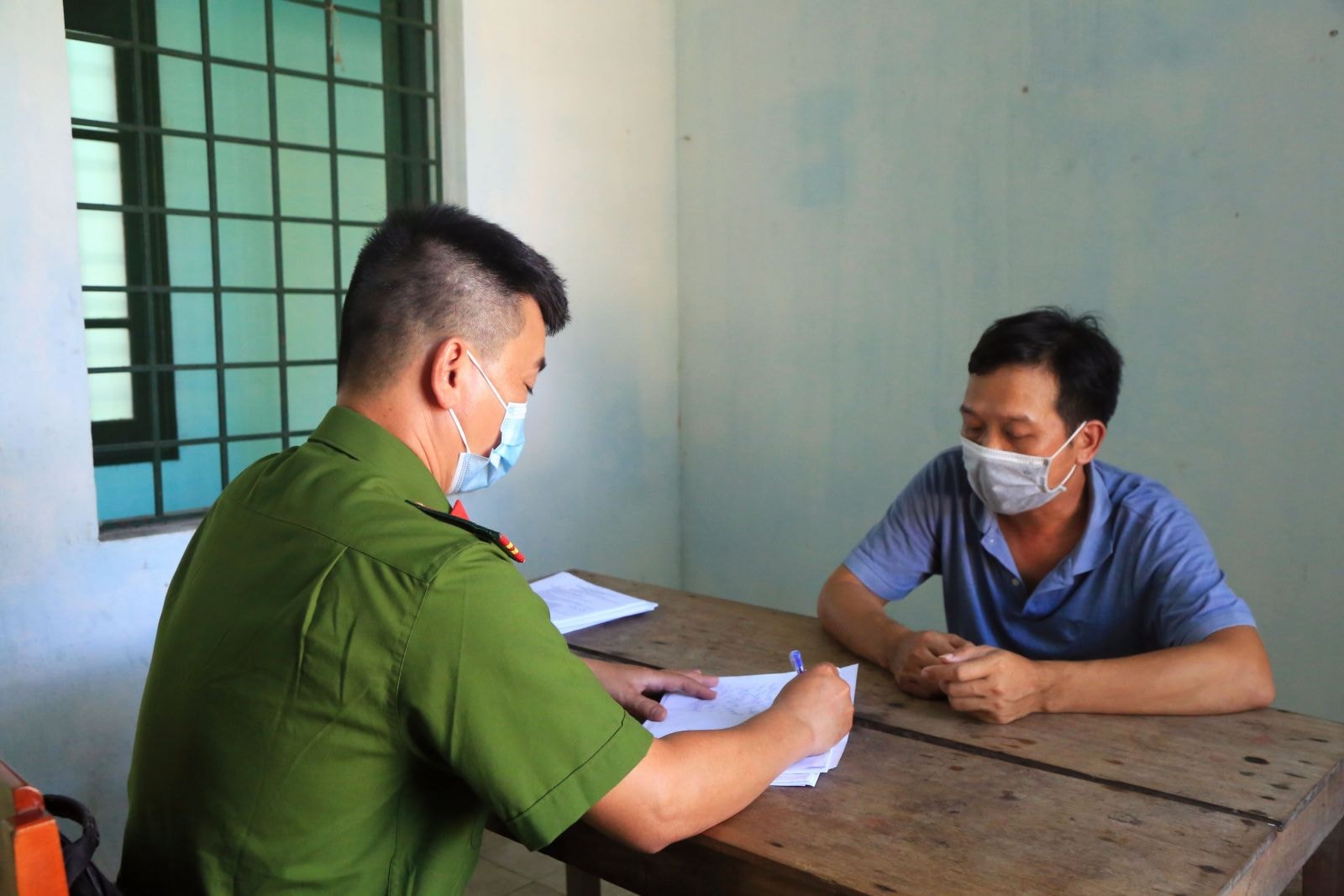 Phòng Cảnh sát hình sự Công an tỉnh Thừa Thiên Huế làm việc với đối tượng Phan Văn Phước. Ảnh: Phong Anh