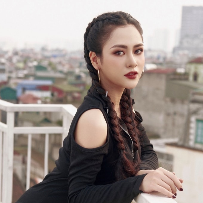 Vẻ đẹp gợi cảm của Việt Hoa ngoài đời.