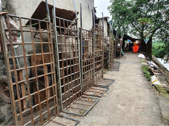Xóm trọ trên bãi sau chợ Long Biên (phường Phúc Xá, Hoàn Kiếm). Trong xóm, dàn xe kéo, xe chở hàng dựng lưng vào tường, chờ ngày hết giãn cách (Ảnh: Đức Anh).