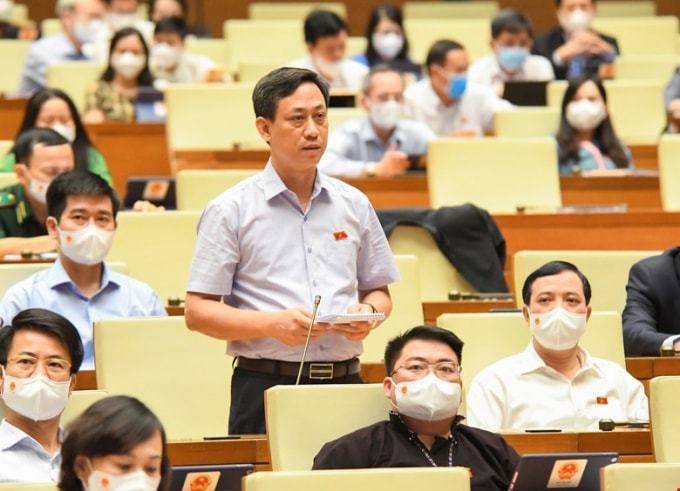 Các đại biểu Quốc hội thảo luận sôi nổi tại nghị trường về các vấn đề liên quan đến phát triển kinh tế - xã hội, các chương trình mục tiêu quốc gia. Ảnh: Đại biểu Mai Văn Hải - Đoàn ĐBQH tỉnh Thanh Hóa phát biểu thảo luận.