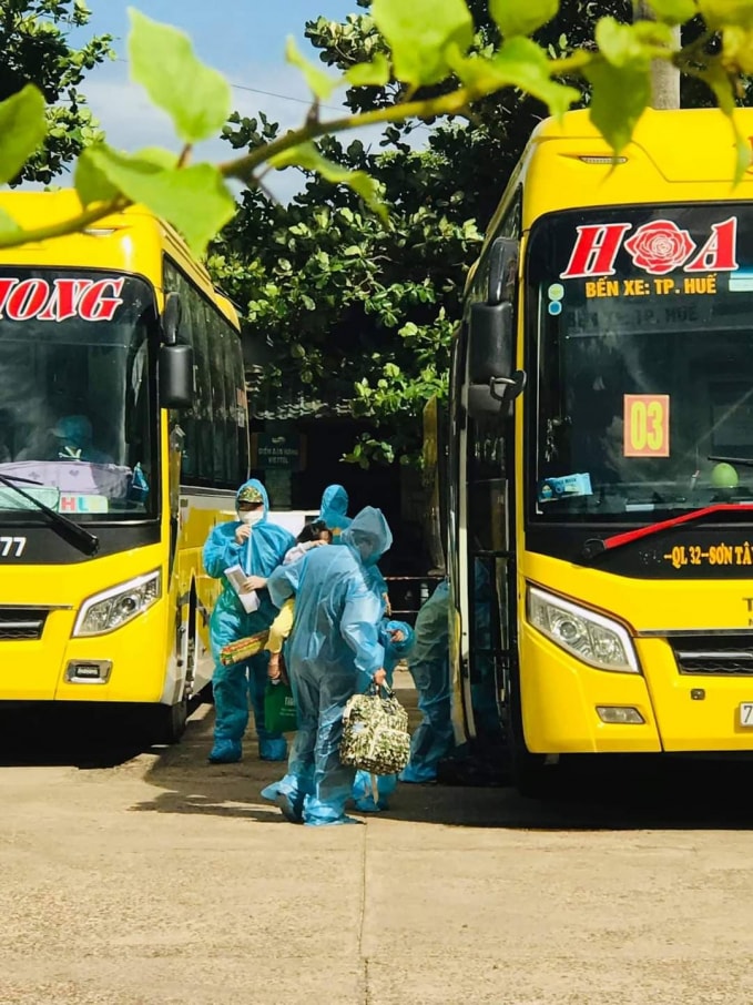 384 người dân xuống tàu và tuần tự lên những chiếc xe đã bố trí sẵn để đến khu cách ly tập trung. Tất cả đều được cách ly 14 ngày theo quy định.