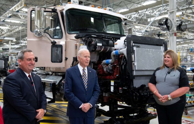 Tổng thống Hoa Kỳ Joe Biden thăm Cơ sở Sản xuất Hoạt động Thung lũng Lehigh của Mack Trucks ở Pennsylvania trong đợt thúc đẩy