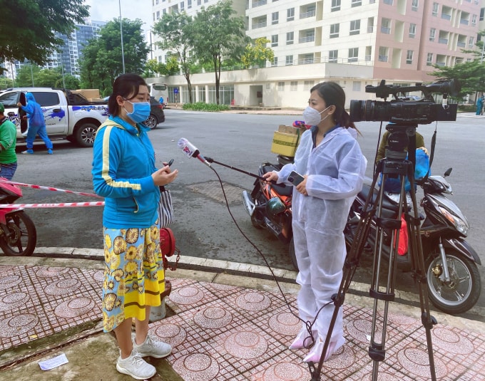 Nhà báo Dương Khánh Ly phỏng vấn tại Bệnh viện dã chiến.