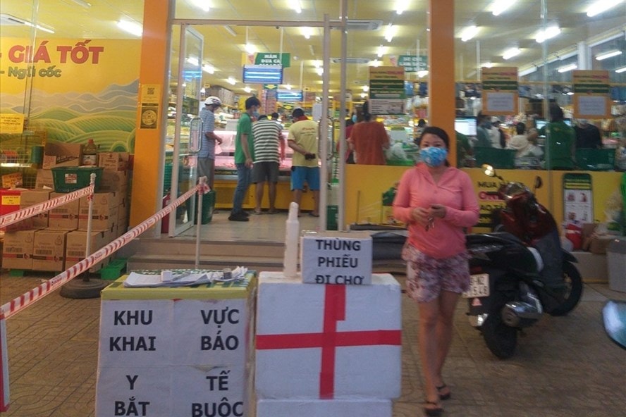 Người dân đến 1 cửa hàng Bách hóa xanh ở Nha Trang mua hàng hóa thiết yếu. Ảnh: laodong.vn