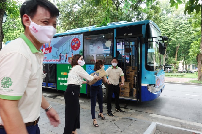 Niềm vui lan tỏa trong mỗi nhân viên khi tham gia chương trình đầy ý nghĩa nhân văn này của LĐLĐ TP. Hà Nội.