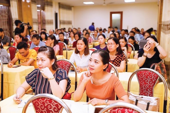 Các hội viên Hội Nhà báo Hải Phòng tham dự tập huấn nghiệp vụ làm báo bằng Mobile. Ảnh NVCC