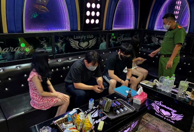 Lực lượng liên ngành kiểm tra tại cơ sở kinh doanh karaoke Ori số 119, Văn Cao, phường Đằng Giang, quận Ngô Quyền