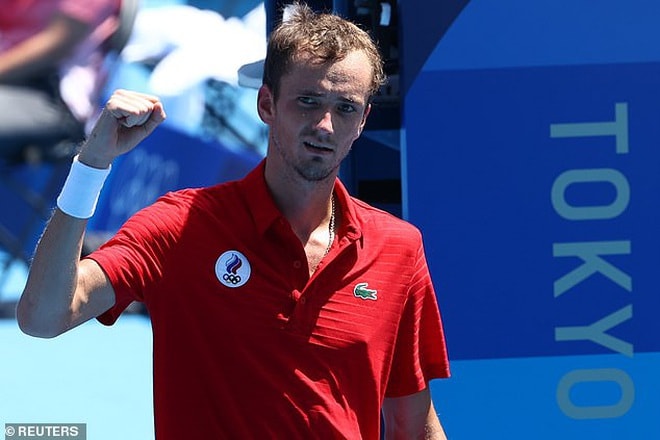 Những câu hỏi phỏng vấn của nhà báo Sebastian Nahmias (Chile) khiến tay vợt người Nga Daniil Medvedev bực bội. Ảnh: REUTERS