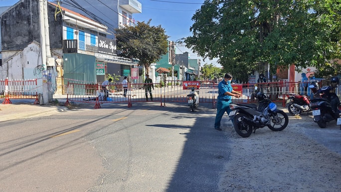 Hình ảnh đường Nguyễn Thái Học bị phong tỏa sau khi phát hiện ca dương tính với SARS-CoV-2 sinh sống tại đây. Ảnh: nld.vn